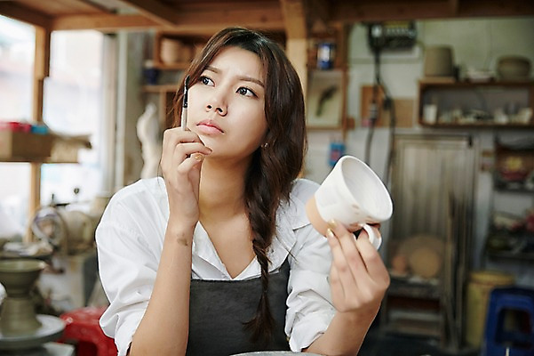 포토 JPG 여자 실내 한명 들기 앉기 상반신 20대 성인 앞모습 컵 앞치마 턱괴기 한국인 붓 도자기 작업실 도자기공예 고민 청년여자한명만 성인여자한명만 도자기공방 국내포토 1 식기 감정 뷰포인트 모션 사람 동양인 청년 내부 공예 여자한명만 성인여자만 청년여자만 파일형식