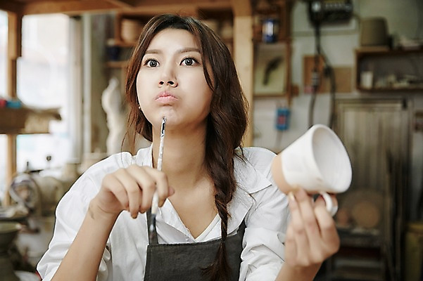 포토 JPG 여자 실내 한명 들기 앉기 상반신 20대 성인 앞모습 컵 앞치마 한국인 붓 도자기 작업실 도자기공예 고민 청년여자한명만 성인여자한명만 도자기공방 국내포토 1 식기 감정 뷰포인트 모션 사람 동양인 청년 내부 공예 여자한명만 성인여자만 청년여자만 파일형식