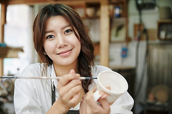포토 JPG 여자 실내 한명 미소 들기 앉기 상반신 20대 성인 앞모습 컵 한국인 붓 도자기 작업실 도자기공예 그림 청년여자한명만 성인여자한명만 도자기공방 국내포토 1 식기 뷰포인트 모션 표정 사람 동양인 청년 내부 공예 여자한명만 성인여자만 청년여자만 파일형식