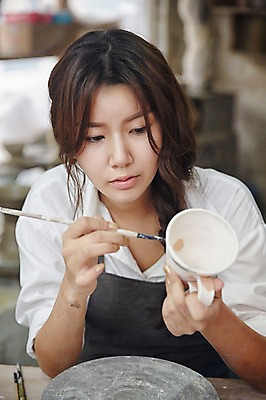 포토 JPG 여자 실내 한명 들기 앉기 상반신 20대 성인 앞모습 컵 앞치마 한국인 붓 도자기 작업실 도자기공예 집중 그림 청년여자한명만 성인여자한명만 도자기공방 국내포토 1 식기 뷰포인트 컨셉 모션 사람 동양인 청년 내부 공예 여자한명만 성인여자만 청년여자만 파일형식