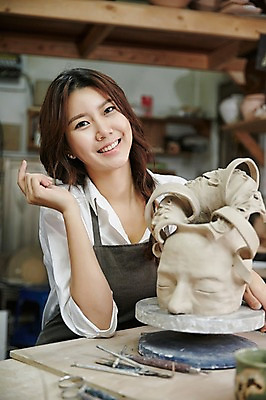 포토 JPG 여자 실내 한명 미소 앉기 상반신 20대 성인 앞모습 앞치마 한국인 도자기 작업실 도자기공예 얼굴모양 다듬기 도자기물레 청년여자한명만 성인여자한명만 도자기공방 국내포토 모양 1 얼굴 뷰포인트 모션 표정 사람 동양인 청년 내부 공예 물레 여자한명만 성인여자만 청년여자만 파일형식