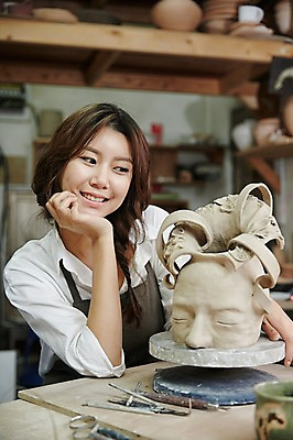 포토 JPG 여자 실내 한명 미소 앉기 상반신 20대 성인 앞모습 앞치마 턱괴기 한국인 도자기 작업실 도자기공예 얼굴모양 다듬기 도자기물레 청년여자한명만 성인여자한명만 도자기공방 국내포토 모양 1 얼굴 뷰포인트 모션 표정 사람 동양인 청년 내부 공예 물레 여자한명만 성인여자만 청년여자만 파일형식