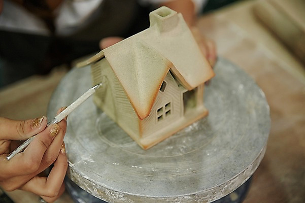 포토 JPG 손 여자 부동산 실내 한명 20대 성인 신체부위 모형 한국인 작업실 조각칼 도자기물레 조각_조소 집모양 도자기공방 국내포토 모양 1 사람 동양인 청년 내부 도자기 재산 칼 공예 물레 조소 파일형식