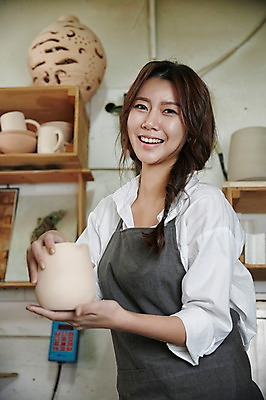 포토 JPG 여자 실내 한명 서기 미소 들기 상반신 20대 성인 옆모습 앞치마 한국인 도자기 작업실 도자기공예 청년여자한명만 성인여자한명만 도자기공방 국내포토 1 뷰포인트 모션 표정 사람 동양인 청년 내부 공예 여자한명만 성인여자만 청년여자만 파일형식