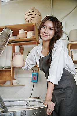 포토 JPG 여자 실내 한명 서기 미소 들기 상반신 20대 성인 옆모습 앞치마 한국인 도자기 작업실 도자기공예 화로 손짚기 청년여자한명만 성인여자한명만 도자기공방 국내포토 1 그릇 뷰포인트 모션 표정 사람 동양인 손짓 청년 내부 공예 여자한명만 성인여자만 청년여자만 파일형식