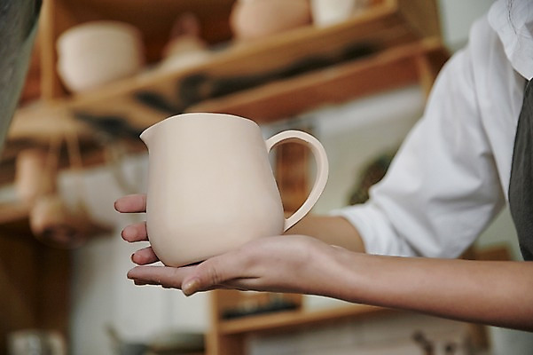 포토 JPG 손 여자 실내 한명 들기 20대 성인 신체부위 한국인 도자기 작업실 도자기공예 도자기공방 국내포토 1 모션 사람 동양인 청년 내부 공예 파일형식