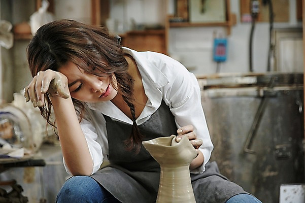 포토 JPG 여자 실내 한명 앉기 상반신 20대 성인 앞모습 앞치마 한국인 도자기 작업실 도자기공예 땀 반죽 닦기 찌그러짐 청년여자한명만 성인여자한명만 도자기공방 국내포토 1 뷰포인트 컨셉 모션 사람 동양인 청년 내부 공예 여자한명만 성인여자만 청년여자만 파일형식
