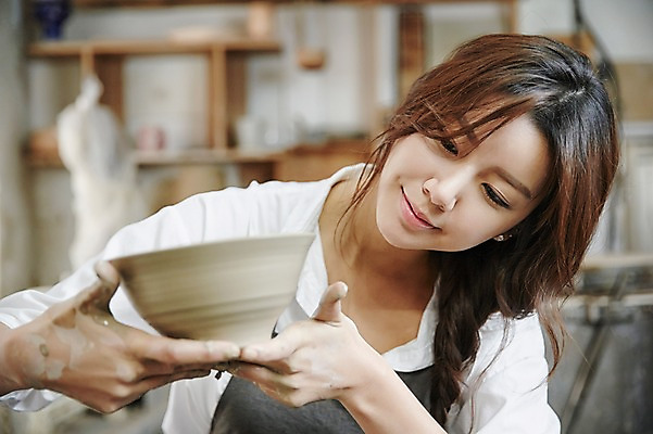 포토 JPG 그릇 여자 실내 한명 미소 들기 상반신 20대 성인 앞모습 앞치마 한국인 도자기 작업실 사기그릇 도자기공예 청년여자한명만 성인여자한명만 도자기공방 국내포토 1 식기 뷰포인트 모션 표정 사람 동양인 청년 내부 공예 여자한명만 성인여자만 청년여자만 파일형식