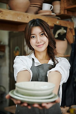 포토 JPG 그릇 여자 실내 한명 미소 들기 상반신 20대 성인 앞모습 쌓기 앞치마 여러개 한국인 작업실 사기그릇 도자기공예 청년여자한명만 성인여자한명만 도자기공방 국내포토 1 식기 뷰포인트 다수 모션 표정 사람 동양인 청년 내부 도자기 공예 여자한명만 성인여자만 청년여자만 파일형식