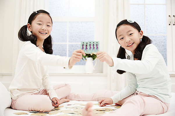 포토 JPG 전신 여자 어린이라이프 종이 어린이 가족 놀이 실내 미소 들기 앉기 동양인 두명 옆모습 화목 다정 침실 한국인 침대 쌍둥이 즐거움 자매 어린이만 소녀만 국내포토 라이프스타일 감정 뷰포인트 가구 컨셉 관계 모션 표정 사람 인종 내부 여자만 파일형식