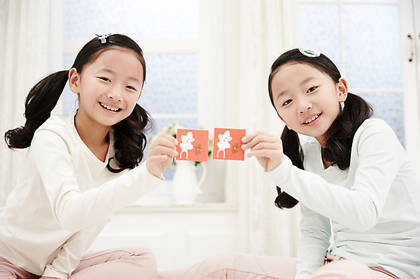 포토 JPG 여자 어린이라이프 종이 어린이 가족 놀이 실내 미소 들기 앉기 동양인 상반신 두명 옆모습 화목 다정 침실 한국인 침대 쌍둥이 즐거움 자매 어린이만 소녀만 국내포토 라이프스타일 감정 뷰포인트 가구 컨셉 관계 모션 표정 사람 인종 내부 여자만 파일형식