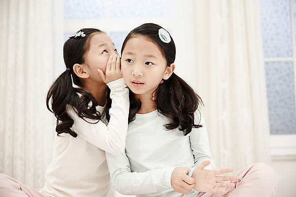 포토 JPG 여자 어린이라이프 어린이 가족 놀이 실내 앉기 동양인 상반신 두명 앞모습 화목 다정 침실 한국인 귓속말 쌍둥이 자매 어린이만 소녀만 국내포토 라이프스타일 뷰포인트 컨셉 관계 모션 사람 인종 내부 여자만 파일형식