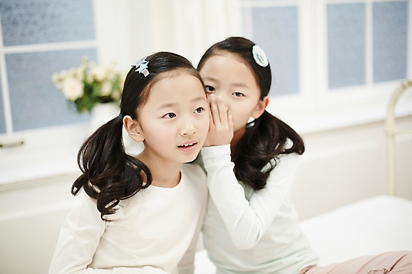 포토 JPG 여자 어린이라이프 어린이 가족 놀이 실내 앉기 동양인 상반신 두명 앞모습 화목 다정 침실 한국인 귓속말 쌍둥이 자매 어린이만 소녀만 국내포토 라이프스타일 뷰포인트 컨셉 관계 모션 사람 인종 내부 여자만 파일형식