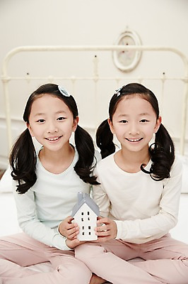 포토 JPG 여자 어린이라이프 어린이 가족 부동산 실내 미소 들기 앉기 동양인 상반신 두명 앞모습 화목 다정 침실 한국인 침대 쌍둥이 자매 어린이만 소녀만 집모양 국내포토 모양 라이프스타일 뷰포인트 가구 컨셉 관계 모션 표정 사람 인종 내부 재산 여자만 파일형식
