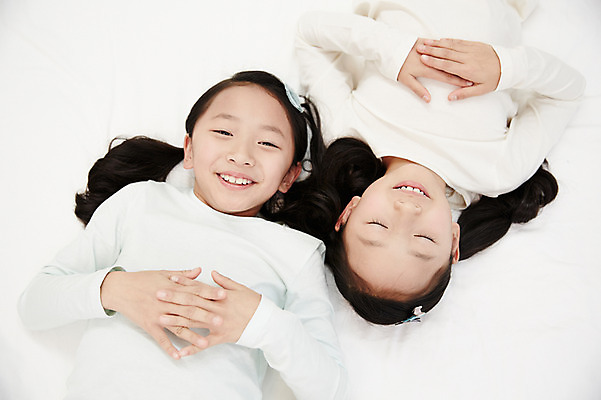 포토 JPG 여자 어린이라이프 어린이 가족 휴식 실내 미소 동양인 상반신 두명 앞모습 눕기 화목 다정 침실 한국인 침대 쌍둥이 자매 어린이만 소녀만 국내포토 라이프스타일 뷰포인트 가구 컨셉 관계 모션 표정 사람 인종 내부 여자만 파일형식