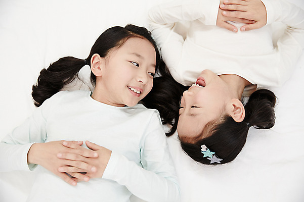 포토 JPG 여자 어린이라이프 어린이 가족 휴식 실내 미소 동양인 상반신 두명 앞모습 눕기 마주보기 화목 다정 침실 한국인 침대 쌍둥이 자매 어린이만 소녀만 국내포토 라이프스타일 뷰포인트 가구 컨셉 관계 모션 표정 사람 인종 내부 여자만 파일형식