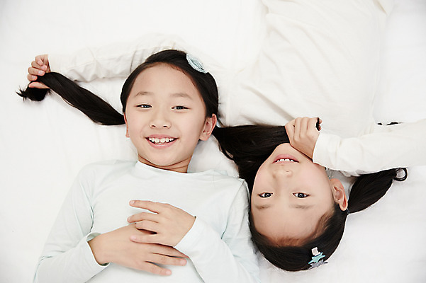 포토 JPG 여자 어린이라이프 어린이 가족 휴식 실내 미소 동양인 상반신 두명 앞모습 눕기 화목 다정 침실 한국인 침대 쌍둥이 자매 어린이만 소녀만 국내포토 라이프스타일 뷰포인트 가구 컨셉 관계 모션 표정 사람 인종 내부 여자만 파일형식