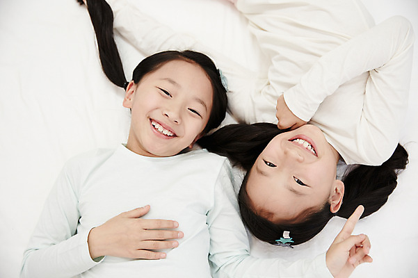 포토 JPG 여자 어린이라이프 어린이 가족 휴식 실내 미소 동양인 상반신 두명 앞모습 눕기 화목 다정 침실 한국인 침대 쌍둥이 자매 어린이만 소녀만 국내포토 라이프스타일 뷰포인트 가구 컨셉 관계 모션 표정 사람 인종 내부 여자만 파일형식