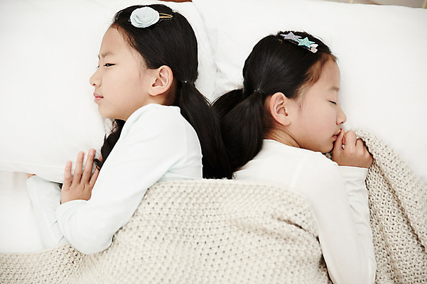 포토 JPG 여자 어린이라이프 어린이 가족 실내 동양인 상반신 두명 옆모습 눕기 눈감음 침실 한국인 잠 쌍둥이 자매 어린이만 소녀만 국내포토 라이프스타일 뷰포인트 관계 모션 사람 인종 내부 여자만 파일형식