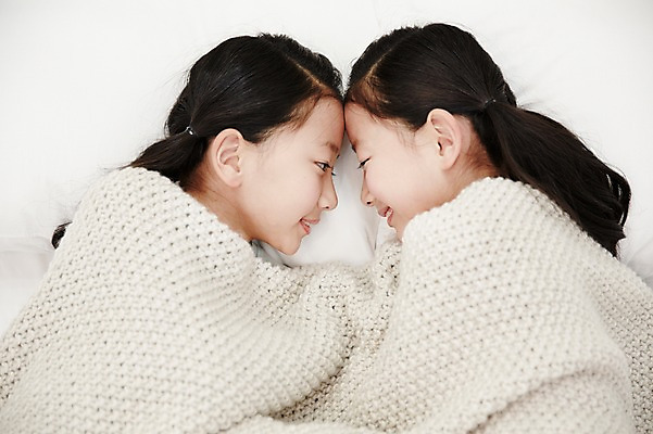 포토 JPG 여자 어린이라이프 어린이 가족 실내 미소 동양인 상반신 두명 옆모습 눕기 화목 다정 침실 한국인 쌍둥이 자매 이마맞대기 어린이만 소녀만 국내포토 라이프스타일 뷰포인트 컨셉 관계 모션 표정 사람 인종 내부 여자만 얼굴맞대기 파일형식