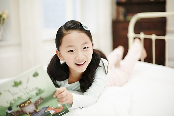 포토 JPG 전신 여자 어린이라이프 어린이 엎드리기 휴식 실내 한명 미소 들기 소녀 앞모습 책 독서 침실 한국인 침대 어린이만 소녀한명만 국내포토 1 라이프스타일 뷰포인트 가구 컨셉 모션 표정 사람 동양인 내부 여자한명만 소녀만 파일형식