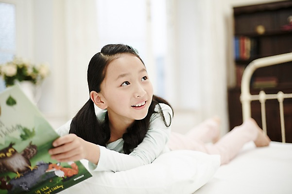 포토 JPG 전신 여자 어린이라이프 어린이 엎드리기 휴식 실내 한명 미소 들기 소녀 앞모습 책 독서 침실 한국인 침대 어린이만 소녀한명만 국내포토 1 라이프스타일 뷰포인트 가구 컨셉 모션 표정 사람 동양인 내부 여자한명만 소녀만 파일형식