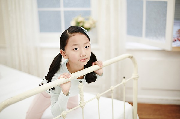 포토 JPG 전신 여자 어린이라이프 어린이 난간 휴식 실내 한명 앉기 소녀 앞모습 침실 한국인 침대 어린이만 소녀한명만 국내포토 1 라이프스타일 뷰포인트 가구 컨셉 모션 사람 동양인 내부 여자한명만 소녀만 파일형식