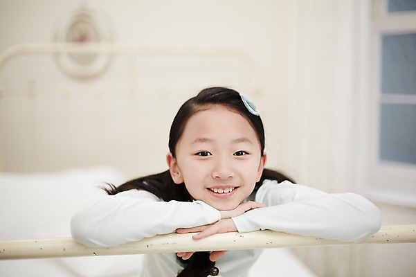 포토 JPG 여자 어린이라이프 어린이 난간 휴식 실내 한명 미소 소녀 상반신 앞모습 기댐 침실 한국인 즐거움 어린이만 소녀한명만 국내포토 1 라이프스타일 감정 뷰포인트 컨셉 모션 표정 사람 동양인 내부 여자한명만 소녀만 파일형식