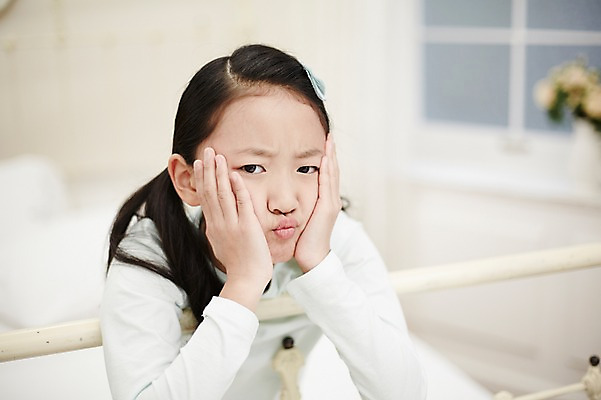 포토 JPG 여자 어린이라이프 어린이 장난 휴식 실내 표정 한명 앉기 소녀 상반신 앞모습 침실 한국인 어린이만 소녀한명만 국내포토 1 라이프스타일 뷰포인트 컨셉 모션 사람 동양인 내부 여자한명만 소녀만 파일형식