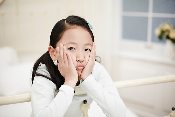 포토 JPG 여자 어린이라이프 어린이 장난 휴식 실내 표정 한명 앉기 소녀 상반신 앞모습 침실 한국인 어린이만 소녀한명만 국내포토 1 라이프스타일 뷰포인트 컨셉 모션 사람 동양인 내부 여자한명만 소녀만 파일형식