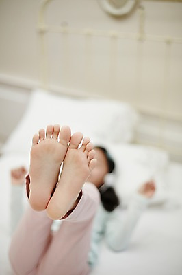 포토 JPG 전신 여자 어린이라이프 어린이 실내 한명 소녀 아웃포커스 눕기 침실 한국인 침대 즐거움 발바닥 어린이만 소녀한명만 국내포토 1 라이프스타일 감정 가구 모션 발 촬영기법 사람 동양인 내부 여자한명만 소녀만 파일형식