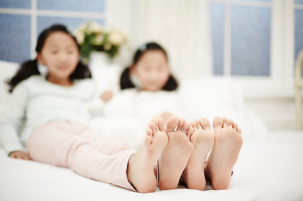 포토 JPG 전신 여자 어린이라이프 어린이 가족 실내 미소 앉기 동양인 두명 앞모습 아웃포커스 화목 다정 침실 한국인 침대 쌍둥이 즐거움 자매 발바닥 어린이만 소녀만 국내포토 라이프스타일 감정 뷰포인트 가구 컨셉 관계 모션 발 촬영기법 표정 사람 인종 내부 여자만 파일형식