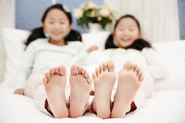 포토 JPG 전신 여자 어린이라이프 어린이 가족 실내 미소 앉기 동양인 두명 앞모습 아웃포커스 화목 다정 침실 한국인 침대 쌍둥이 즐거움 자매 발바닥 어린이만 소녀만 국내포토 라이프스타일 감정 뷰포인트 가구 컨셉 관계 모션 발 촬영기법 표정 사람 인종 내부 여자만 파일형식