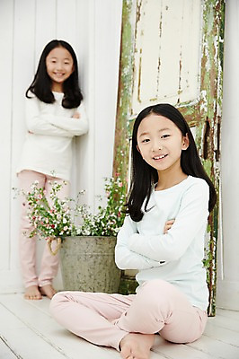 포토 JPG 전신 여자 어린이라이프 화분 어린이 가족 실내 서기 미소 앉기 동양인 두명 앞모습 팔짱 화목 다정 한국인 쌍둥이 자매 어린이만 소녀만 국내포토 라이프스타일 뷰포인트 컨셉 관계 모션 표정 사람 인종 내부 여자만 파일형식