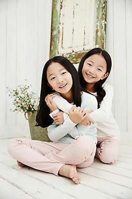 포토 JPG 전신 여자 어린이라이프 어린이 가족 안기 실내 미소 앉기 동양인 두명 앞모습 화목 다정 한국인 쌍둥이 자매 어린이만 소녀만 국내포토 라이프스타일 뷰포인트 컨셉 관계 모션 표정 사람 인종 내부 여자만 파일형식