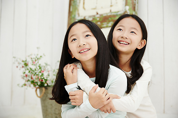 포토 JPG 여자 어린이라이프 어린이 가족 안기 실내 미소 앉기 동양인 상반신 두명 앞모습 화목 다정 한국인 쌍둥이 자매 어린이만 소녀만 국내포토 라이프스타일 뷰포인트 컨셉 관계 모션 표정 사람 인종 내부 여자만 파일형식
