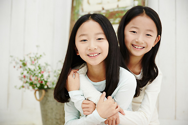 포토 JPG 여자 어린이라이프 어린이 가족 안기 실내 미소 앉기 동양인 상반신 두명 앞모습 화목 다정 한국인 쌍둥이 자매 어린이만 소녀만 국내포토 라이프스타일 뷰포인트 컨셉 관계 모션 표정 사람 인종 내부 여자만 파일형식