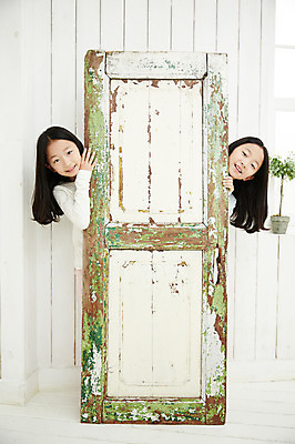 포토 JPG 여자 어린이라이프 어린이 가족 실내 서기 미소 동양인 상반신 두명 앞모습 화목 다정 한국인 쌍둥이 자매 나무문 숨기 어린이만 소녀만 국내포토 라이프스타일 뷰포인트 컨셉 관계 모션 표정 사람 인종 내부 목재 문 여자만 파일형식