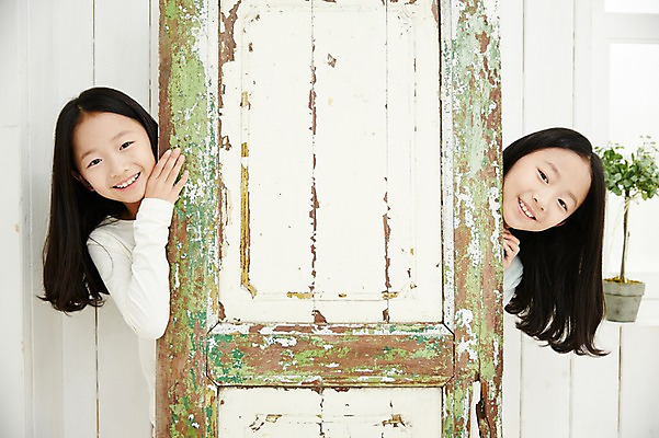 포토 JPG 여자 어린이라이프 어린이 가족 실내 서기 미소 동양인 상반신 두명 앞모습 화목 다정 한국인 쌍둥이 자매 나무문 숨기 어린이만 소녀만 국내포토 라이프스타일 뷰포인트 컨셉 관계 모션 표정 사람 인종 내부 목재 문 여자만 파일형식