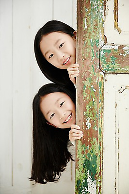 포토 JPG 여자 어린이라이프 어린이 가족 실내 서기 미소 동양인 상반신 두명 앞모습 화목 다정 한국인 쌍둥이 자매 나무문 숨기 어린이만 소녀만 국내포토 라이프스타일 뷰포인트 컨셉 관계 모션 표정 사람 인종 내부 목재 문 여자만 파일형식