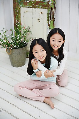 포토 JPG 전신 여자 어린이라이프 어린이 가족 안기 실내 미소 앉기 동양인 두명 앞모습 뒷모습 화목 다정 한국인 쌍둥이 자매 어린이만 소녀만 국내포토 라이프스타일 뷰포인트 컨셉 관계 모션 표정 사람 인종 내부 여자만 파일형식
