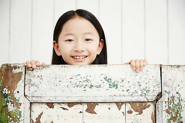 포토 JPG 여자 어린이라이프 어린이 실내 한명 서기 미소 소녀 상반신 앞모습 한국인 즐거움 나무문 숨기 어린이만 소녀한명만 국내포토 1 라이프스타일 감정 뷰포인트 모션 표정 사람 동양인 내부 목재 문 여자한명만 소녀만 파일형식