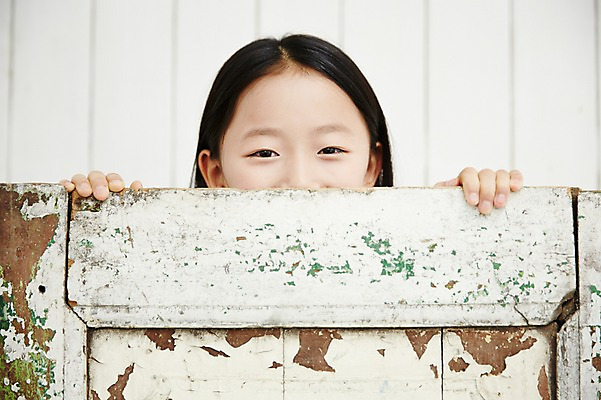 포토 JPG 여자 어린이라이프 어린이 실내 한명 서기 미소 소녀 상반신 앞모습 한국인 즐거움 나무문 숨기 어린이만 소녀한명만 국내포토 1 라이프스타일 감정 뷰포인트 모션 표정 사람 동양인 내부 목재 문 여자한명만 소녀만 파일형식