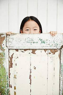 포토 JPG 여자 어린이라이프 어린이 실내 한명 서기 미소 소녀 상반신 앞모습 한국인 즐거움 나무문 숨기 어린이만 소녀한명만 국내포토 1 라이프스타일 감정 뷰포인트 모션 표정 사람 동양인 내부 목재 문 여자한명만 소녀만 파일형식