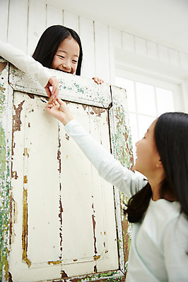 포토 JPG 여자 어린이라이프 어린이 가족 실내 서기 미소 동양인 상반신 두명 옆모습 손잡기 화목 다정 한국인 쌍둥이 즐거움 자매 나무문 어린이만 소녀만 국내포토 라이프스타일 감정 뷰포인트 컨셉 관계 모션 표정 사람 인종 내부 목재 문 여자만 파일형식