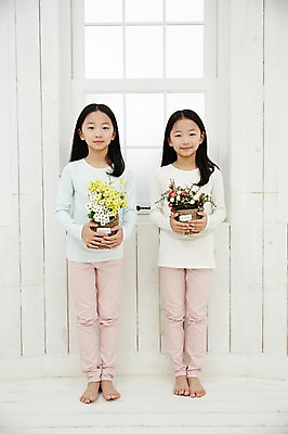 포토 JPG 전신 여자 어린이라이프 화분 어린이 가족 실내 서기 미소 들기 동양인 두명 앞모습 화목 다정 한국인 쌍둥이 즐거움 자매 어린이만 소녀만 국내포토 라이프스타일 감정 뷰포인트 컨셉 관계 모션 표정 사람 인종 내부 여자만 파일형식