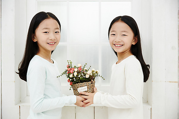 포토 JPG 여자 어린이라이프 화분 어린이 가족 실내 서기 미소 들기 동양인 두명 옆모습 화목 다정 한국인 쌍둥이 즐거움 자매 어린이만 소녀만 국내포토 라이프스타일 감정 뷰포인트 컨셉 관계 모션 표정 사람 인종 내부 여자만 파일형식