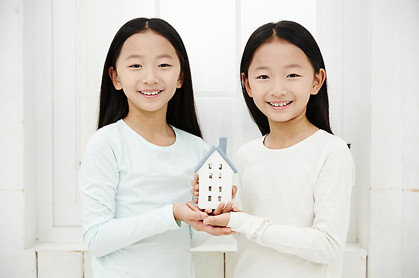 포토 JPG 여자 어린이라이프 어린이 가족 부동산 실내 서기 미소 들기 동양인 상반신 두명 앞모습 화목 다정 한국인 쌍둥이 자매 어린이만 소녀만 집모양 국내포토 모양 라이프스타일 뷰포인트 컨셉 관계 모션 표정 사람 인종 내부 재산 여자만 파일형식