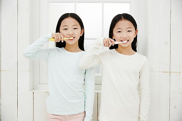 포토 JPG 여자 어린이라이프 어린이 가족 실내 서기 미소 들기 동양인 상반신 두명 앞모습 화목 다정 한국인 양치 칫솔 쌍둥이 자매 어린이만 소녀만 국내포토 라이프스타일 뷰포인트 컨셉 관계 모션 표정 사람 인종 내부 위생용품 청결 여자만 파일형식