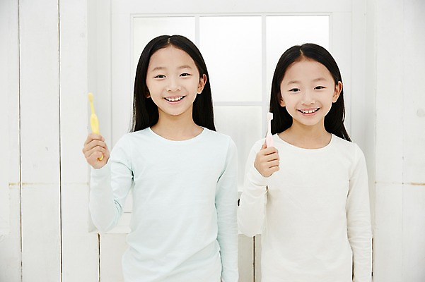 포토 JPG 여자 어린이라이프 어린이 가족 실내 서기 미소 들기 동양인 상반신 두명 앞모습 화목 다정 한국인 양치 칫솔 쌍둥이 자매 어린이만 소녀만 국내포토 라이프스타일 뷰포인트 컨셉 관계 모션 표정 사람 인종 내부 위생용품 청결 여자만 파일형식